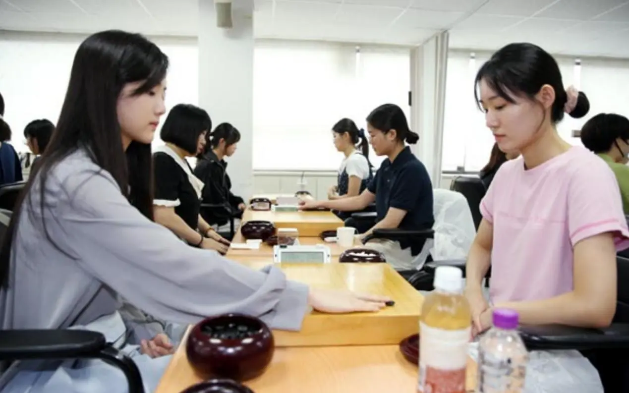 其中女子组