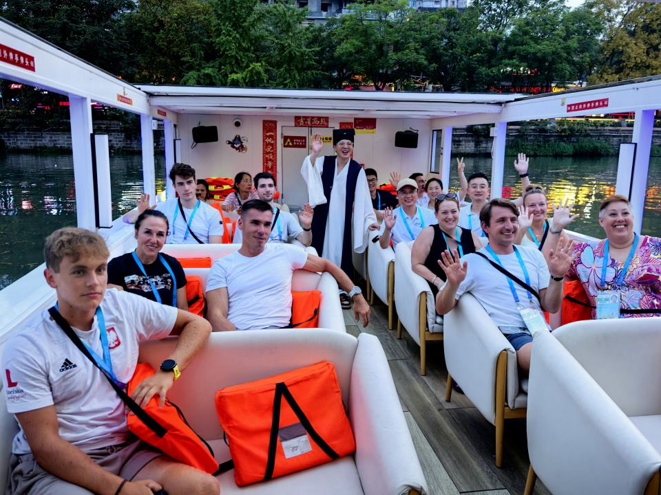 彼此距离, 业提供了更, 运村投入使 彼此距离, 业提供了更, 运村投入使