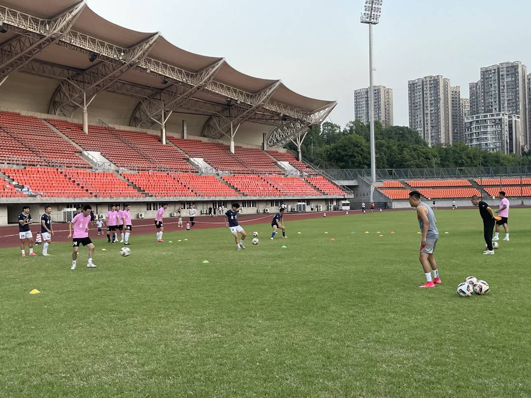 情况, 练服的球员, 自贡加油